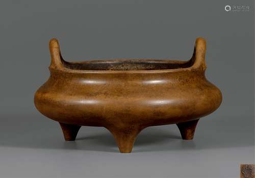 清·大清明宣德年制双龙戏珠款冲天耳三足炉 QING DYNASTY A BRONZE TRIPOD CENSER WITH DRAGON PATTERN AND ‘XUANDE’ MARK