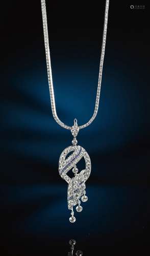 爱德华时期风格钻石项链 18K白金镶嵌钻石、蓝宝石，项链为爱德华时期设计风格，大量运用蕾丝卷曲纹理和对称图案。吊坠尺寸约76×26mm，项链长约27.5cm，重约37.24克。