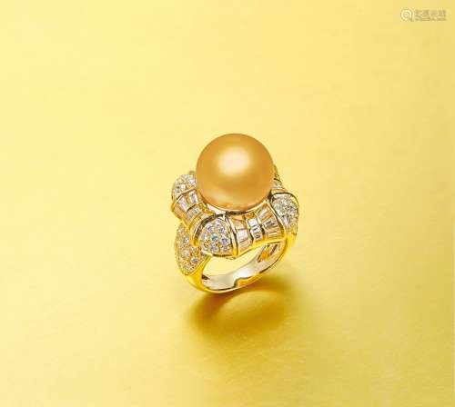 14.2mm南洋金珠配钻石戒指 18K金镶嵌直径约14.2mm南洋金珠，配镶钻石作点缀。珍珠颜色饱满，皮光润泽，戒指设计大气华丽，做工精致。戒圈尺寸14，重约18.74克。