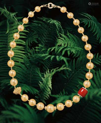 叶凡设计“南洋往事”金珠配珊瑚项链 27颗南洋的浓金珍珠项链，珍珠直径约10-15mm，有着像黄金般璀璨的光泽，搭配着来自大海深处的瑰宝红珊瑚，色泽浓郁，品相极佳。珠链上的每一个细节都做到了极致精美，还有那古法24k如意黄金，造型饱满，设计感十足，更能凸显女人富贵高雅的气质。项链长约23cm，重约76.30克。