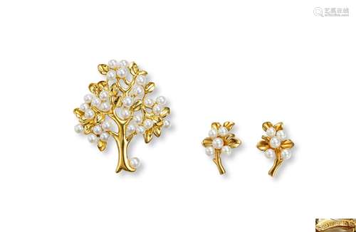 约90年代制 “生命树”蒂芙尼（TIFFANY & CO.）金镶珍珠胸针耳钉套组 18K金树造型胸针耳钉，装饰皮光饱满的天然海珠，背面印有750金标以及TIFFANY钢印。造型复古，工艺精致，注重装饰效果，色彩明艳。胸针尺寸约36×30mm，重约9.46克。耳钉尺寸约16×11.5mm×2，重约3.7克。