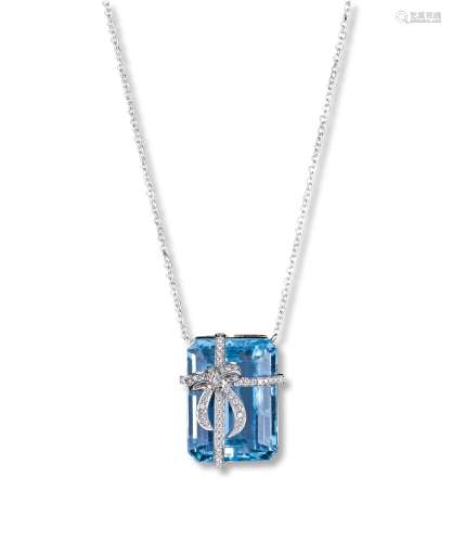 19.12克拉海蓝宝配钻石项链 18K白金镶嵌19.12克拉海蓝宝石，配镶钻石作点缀。海蓝宝晶体通透，颜色呈淡蓝色，非常美丽。吊坠尺寸约20×16mm，重约9.30克。附证书一帧。