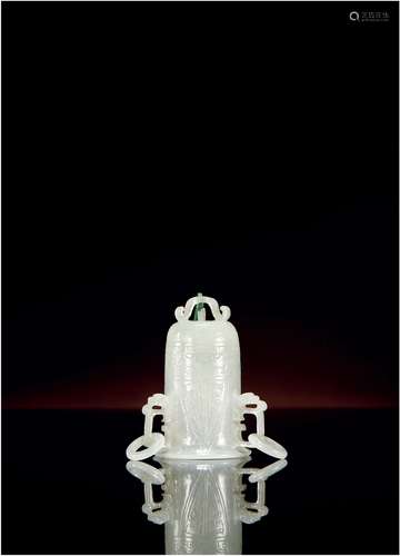 清·翡翠雕蕉叶纹活环耳钟形把件 QING DYNASTY  A BELL-SHAPED JADEITE ORNAMENT WITH PLANTAIN-LEAF PATTERN