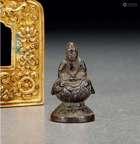 清·铜释迦牟尼随身佛及铜鎏金佛龛一组两件 QING DYNASTY  A BRONZE FIGURE OF SAKYAMUNI AND A GILT-BRONZE SHRINE