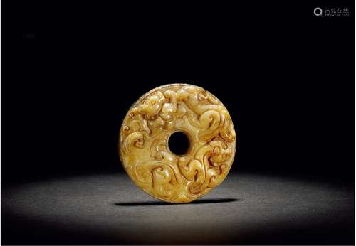 汉·黄玉雕龙虎纹璧 HAN DYNASTY  A YELLOW JADE DISC WITH DRAGON AND TIGER PATTERNS