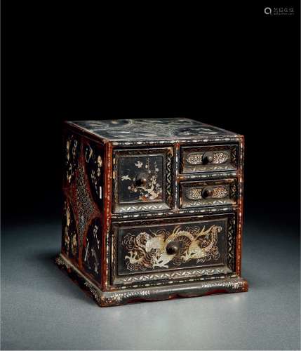 清·木胎漆嵌螺钿文具箱 QING DYNASTY  A MOTHER-OF-PEARL-INLAID LACQUERED WOOD STATIONERY CASE