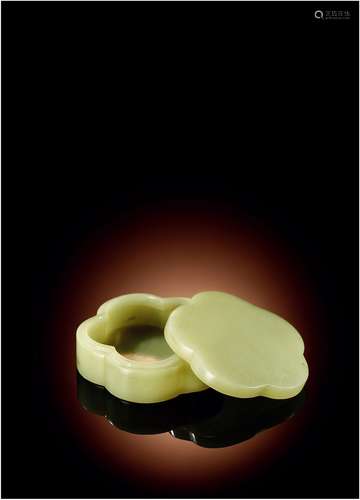 清·黄玉雕梅花盖盒 QING DYNASTY  A YELLOW JADE 'PLUM BLOSSOM' CASE AND COVER