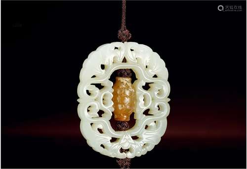 清·白玉镂雕福纹宝瓶转心佩 QING DYNASTY  AN OPENWORK WHITE JADE REVOLVING PENDANT WITH AUSPICIOUS PATTERN