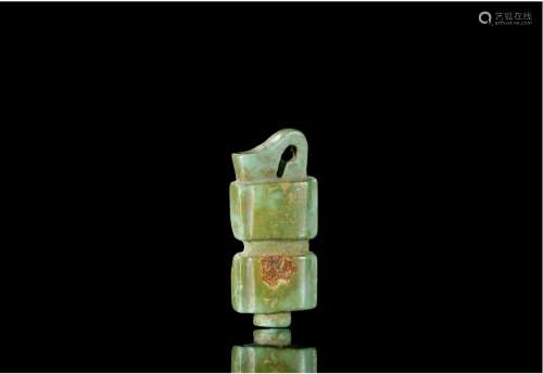 汉·绿松石雕司南佩 说明：司南佩在东汉墓中常有发现，是汉代的一种特殊形製。司南本是我国古代发明用于正方向的指南仪，形如勺，下有地盘。在汉代占卜之风大盛时，又成为测算凶吉的工具。因玉