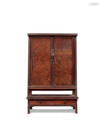 清·红木嵌瘿木圆角柜 QING DYNASTY A BURL-INLAID MAHOGANY CABINET