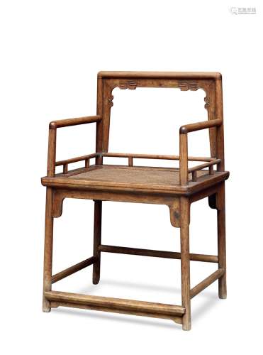 清·黄花梨玫瑰椅 说明：玫瑰椅在江南又称文椅，因其摆放窗前或者低矮案几两侧，所以靠背与扶手高度不高，且靠背与扶手之间相差不大。玫瑰椅主要以造型轻盈秀丽为特点，是文人家具不可或缺的品类。此件黄花梨玫瑰椅，以黄花梨为材，屉盘为传统之软屉。靠背搭脑平直浑圆，靠背券口雕卷转纹，此类拐子纹已是清代中期中期典型纹饰。券口下方有横枨链接矮老。边抹下方加直牙条，踏脚枨也加直牙条。值得注意的是这件黄花梨玫瑰椅的靠背及扶手结构主要以挖烟袋锅榫为链接，是考究的做法。