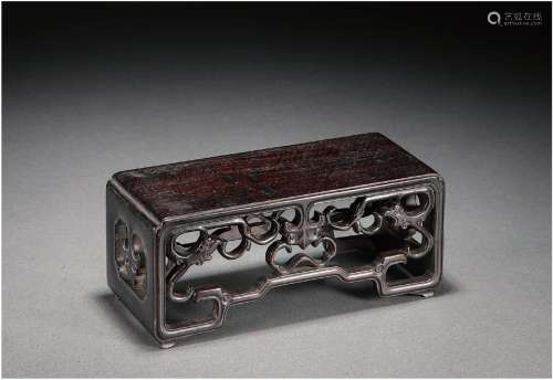 清·紫檀镂雕螭龙纹小几 QING DYNASTY  A SMALL OPENWORK ZITAN STAND WITH 'CHI' PATTERN