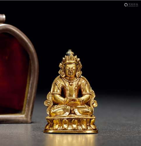 清·铜鎏金无量寿佛挂件及银质佛龛一组两件 QING DYNASTY  A GILT-BRONZE 'AMITABHA' PENDANT AND A SILVER SHRINE