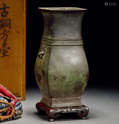 明·铜仿古兽耳方壶 说明：此件方壶原配红木勾云纹底座、锦袋及日本旧木盒。