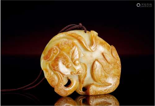 明·白玉带皮巧色雕狮纹佩 MING DYNASTY  A RUSSET JADE 'LION' PENDANT