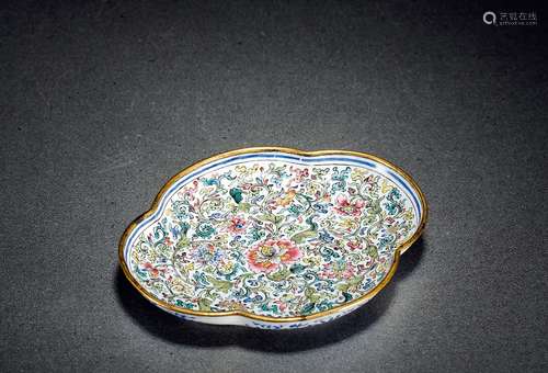 清乾隆·铜鎏金画珐琅缠枝花卉海棠形香盘 QIANLONG PERIOD, QING DYNASTY  A CLOISONNE ENAMEL GILT-BRONZE 'BEGONIA' INCENSE TRAY WITH FLORAL PATTERN