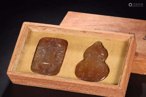 A SET OF AGATE 