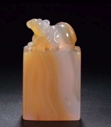 A NUTURAL AGATE SEAL WITH MOUSE ON THE TOP