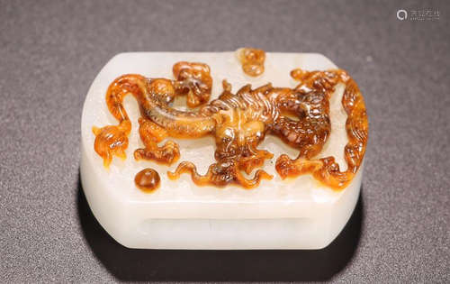 A HETIAN JADE BELT BUCKLE WITH DRAGON CARVING PATTERN