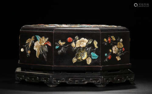 A ZITAN WOOD BOX WITH FLOWER&BIRD PATTERN