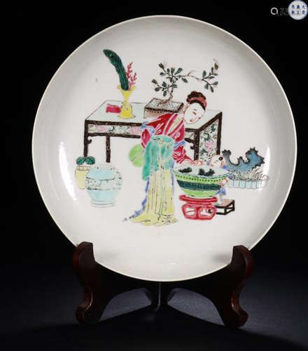 A FAMILLE ROSE ANTIQUE GRAIN PATTERN STORY TELLING PLATE