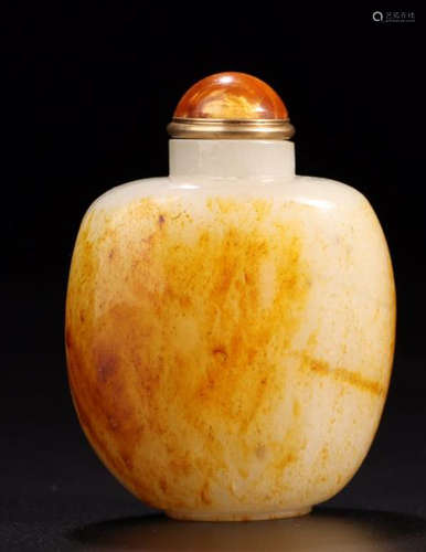 A HETIAN JADE SNUFF BOTTLE