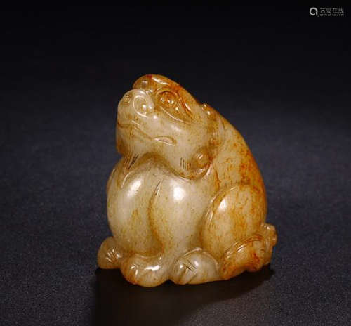 A HETIAN BEAST HAND PIECE PENDENT