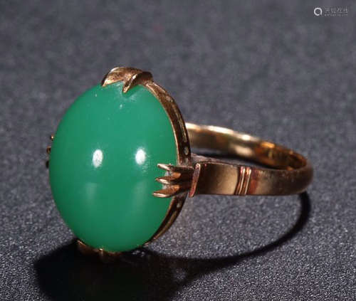 A 18K GOLD JADEITE WOMAN RING