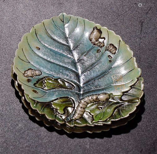 A LEAVE SHAPED PORCELAIN ORNAMENT WITH CICADA PATTERN