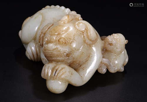 A HETIAN JADE BEAST SHAPED ORNAMENT