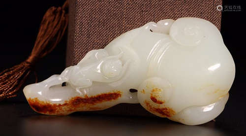 A HETIAN JADE MONKEY SHAPED RUYI ORNAMENT