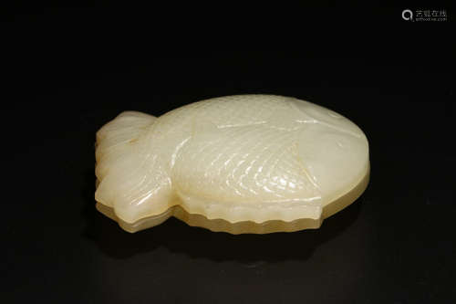 A HETIAN JADE FISH SHAPED BOX