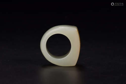 A HETIAN JADE THUMB RING