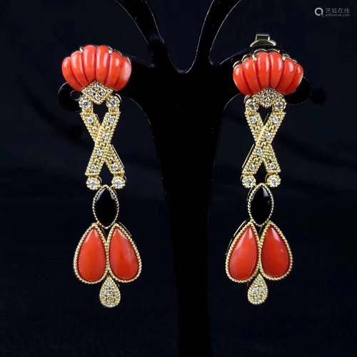 A PAIR OF WESTERN BRAND MOMO TYPE RED CORAL STUD EARRINGS EMBEDDED IN 18K GOLD