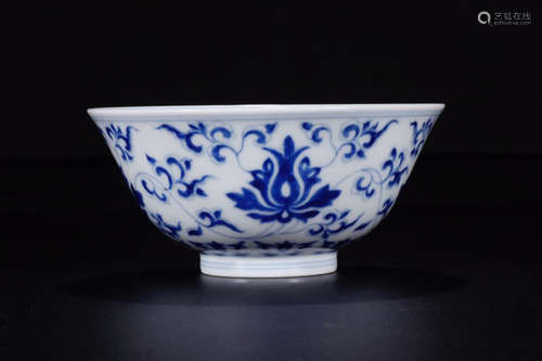 A KANGXI MARK BLUE&WHITE BOWL WITH FLORAL PATTERN