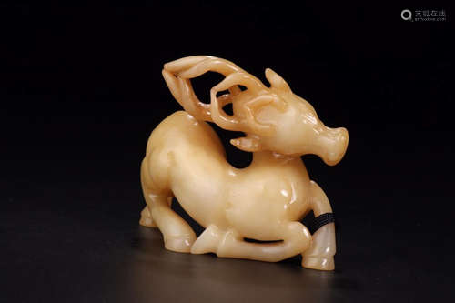 A HETIAN JADE DEER ORNAMENT