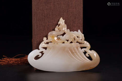 A HETIAN JADE ORNAMENT SCULPTURED DRAGON ON ROOF