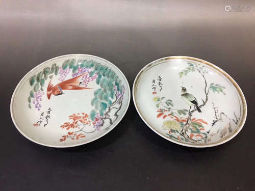 A PAIR OF LIGHT REDDISH-PURPLE PORCELAIN PLATES IN BIRDS & FLOWERS