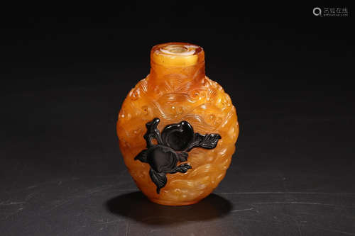 A GLASS SNUFF BOTTLE OF FLOWER CARVING