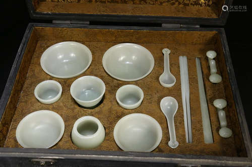 A SET OF HETIAN JADE UTENSILS