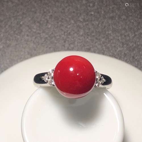 AN AKA TYPE RED CORAL RING EMBEDDED IN 18K GOLD FOR WOMEN