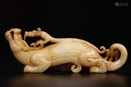 AN AICIENT JADE ORNAMENT SCULPTURED IN BEASTS