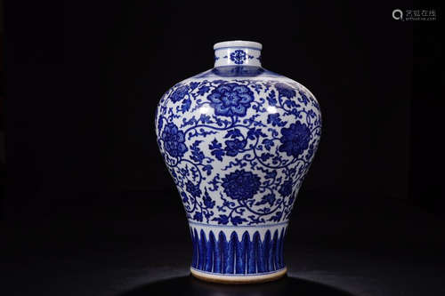 A BLUE & WHITE PORCELAIN VASE IN BLOSSOMS