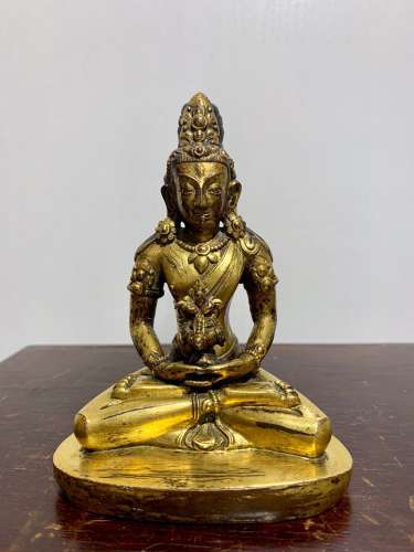 A TIBETAN GILT BRONZE BUDDHA FIGURE