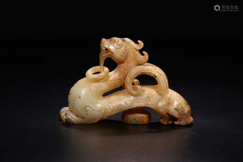 AN ANCIENT JADE IN DRAGON SHAPED ORNAMENT