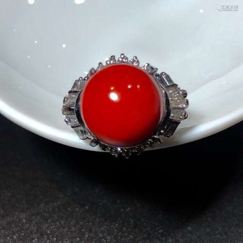 AN AKA TYPE RED CORAL RING EMBEDDED IN PT900 PLATINUM