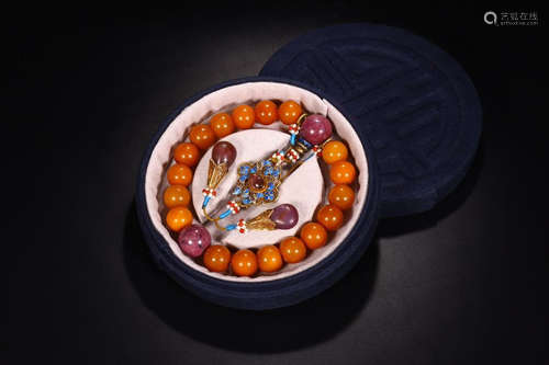 AN AGATE 18 BEADS BRACELET