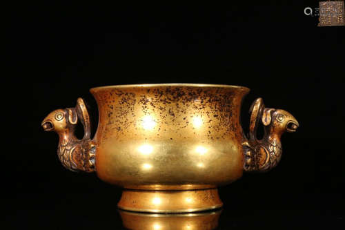 A GILT BRONZE CENSER WITH PHEONIX HEAD SHAPED EAR