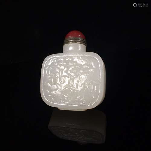 A HETIAN JADE SNUFF BOTTLE