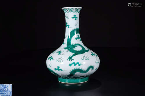 A QIANLONG MARK GREEN PORCELAIN VASE WITH DRAGON PATTERN